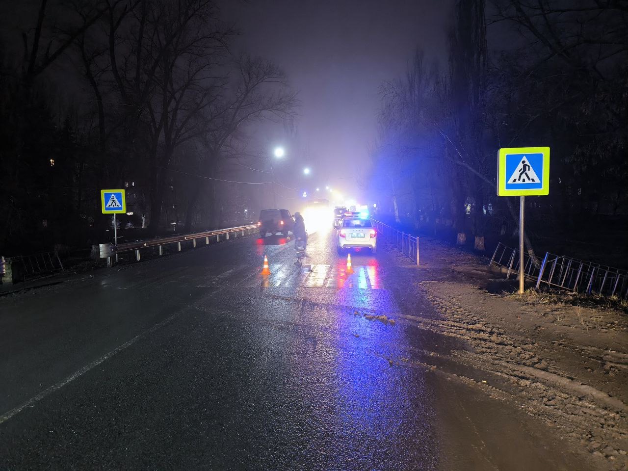 Полицейские устанавливают очевидцев ДТП в Шахтерске.