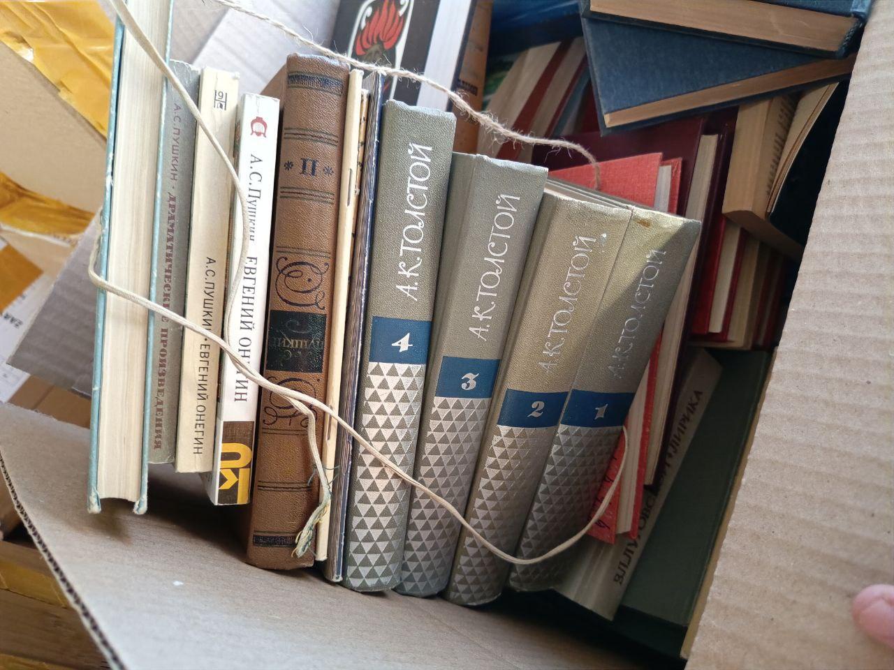 Пенсионеры из Хабаровского края передали книги для библиотек Дебальцево.