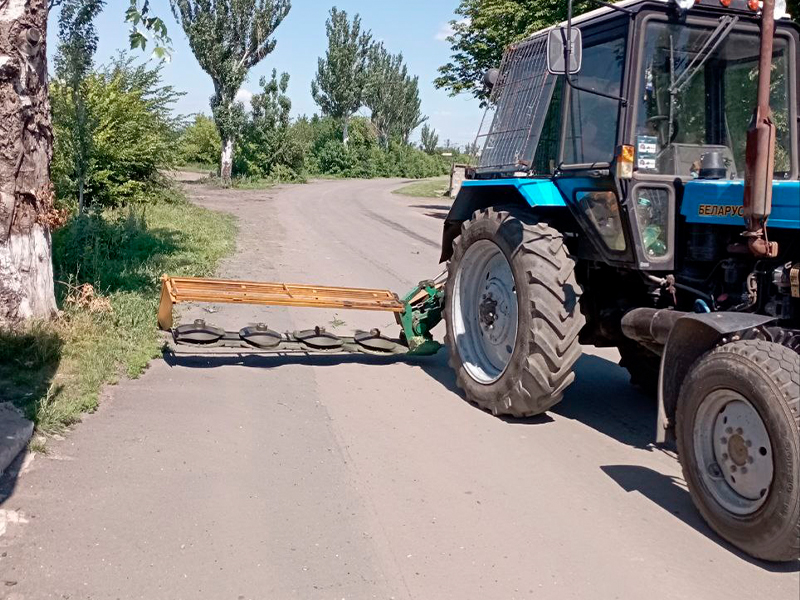 Ведется работа по покосу карантинных и сорных трав.