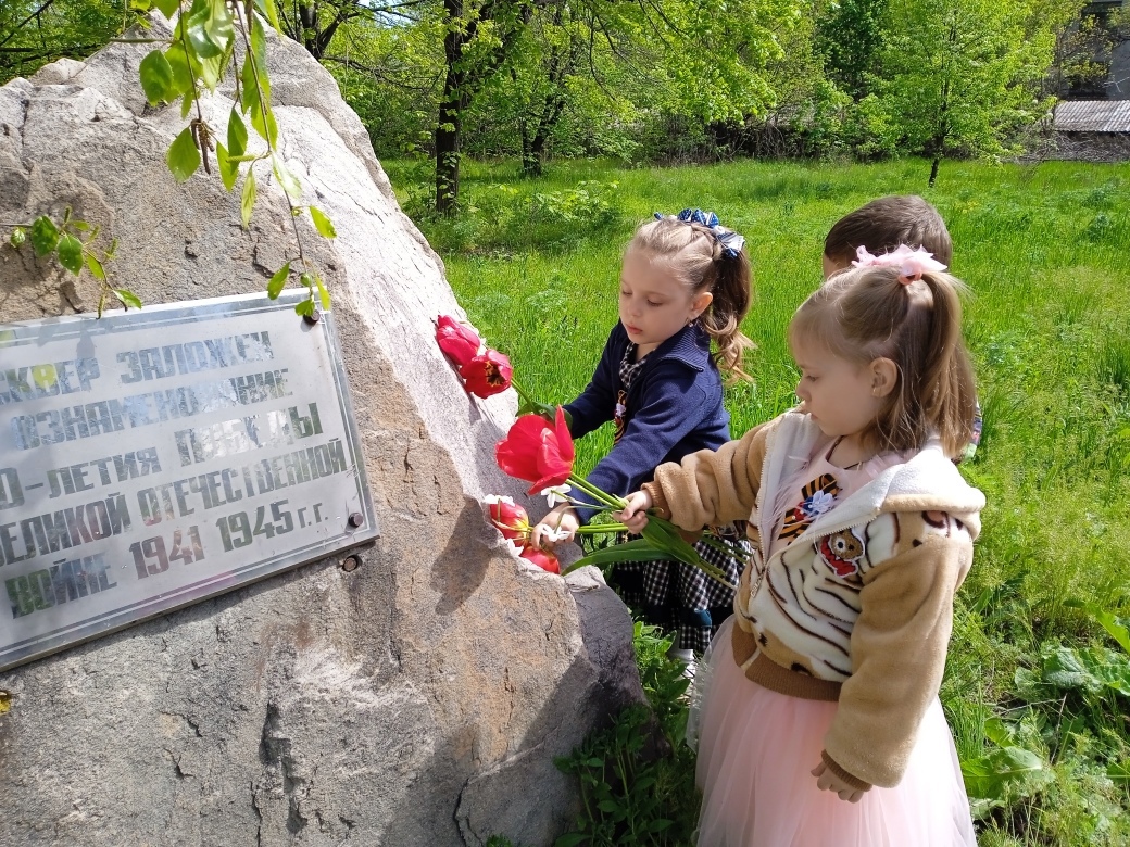 «Воинам — землякам».