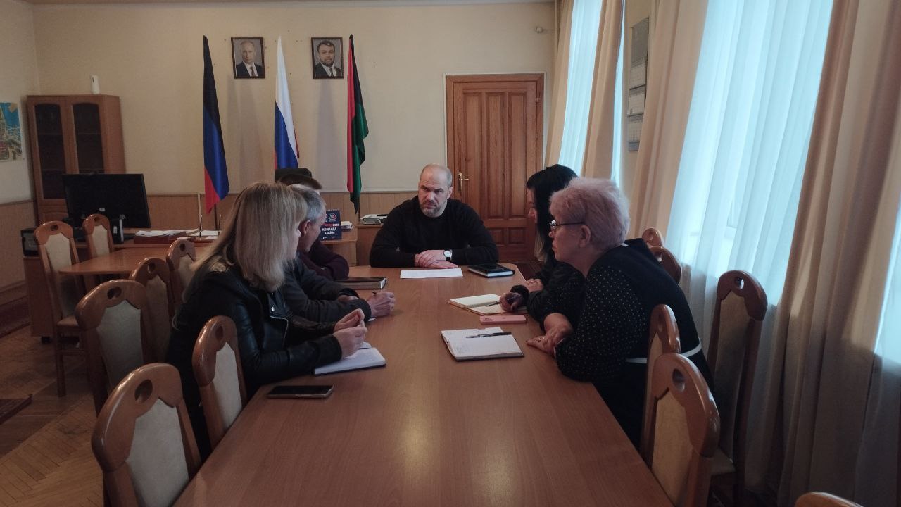 Глава администрации города Дебальцево Сергей Желновач провел рабочее совещание.