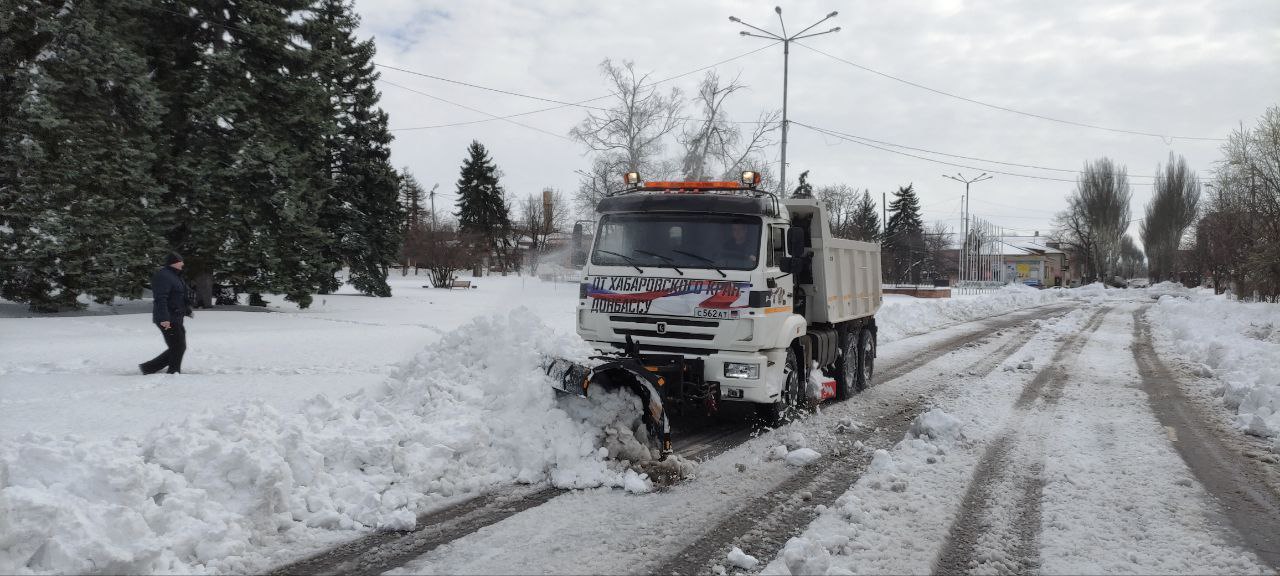 Более суток коммунальными предприятиями города продолжается устранение последствий непогоды.