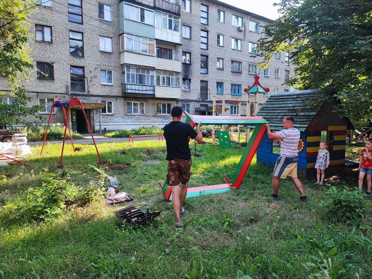 В Дебальцево продолжается установка детских игровых комплексов &quot;Забава&quot;.
