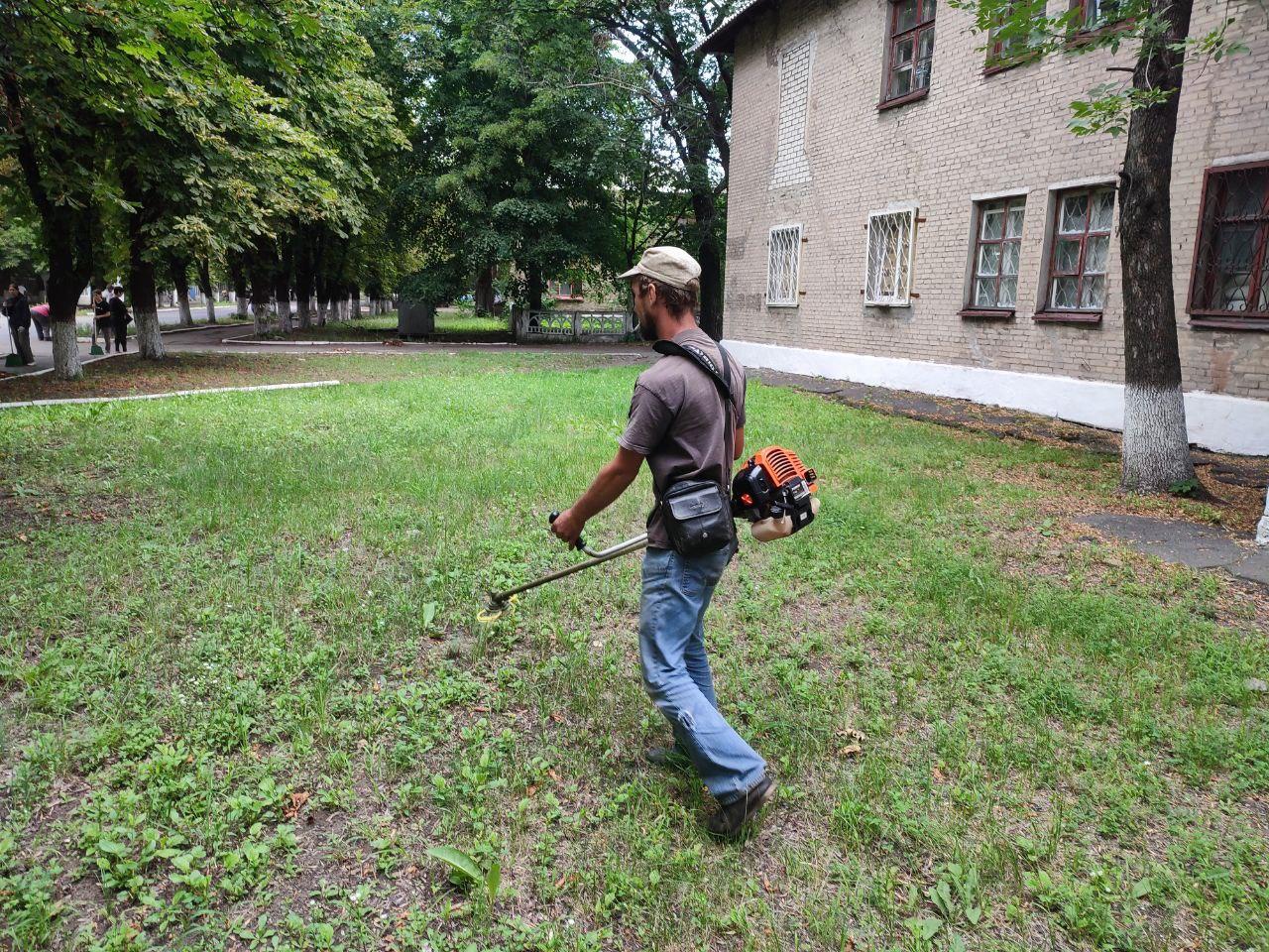 С целью благоустройства города работниками МУП «Жилремсервис» ведется работа по покосу карантинных и сорных трав.