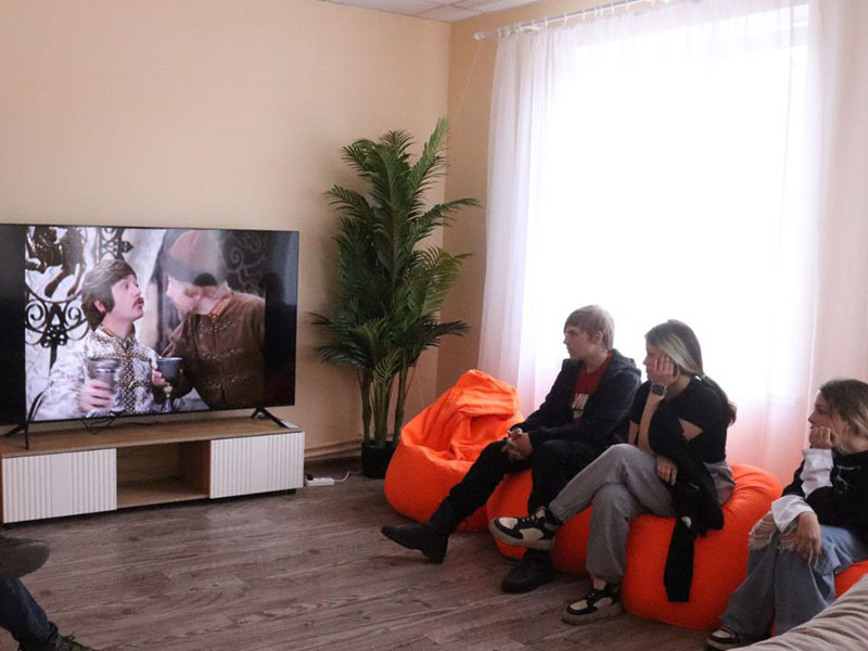 МБУ &quot;Центр культуры и досуга города Дебальцево&quot; провели показ фильма &quot;Иван Васильевич меняет профессию&quot;.