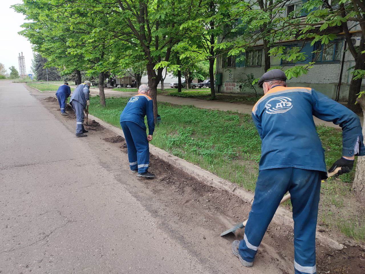 В городе Светлодарск продолжается двухмесячник по благоустройству и санитарной очистке городских территорий.
