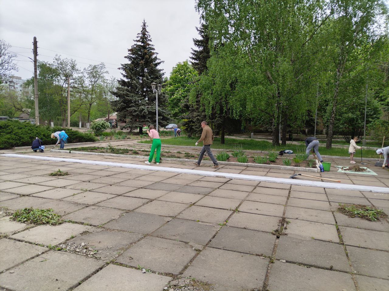 В рамках двухмесячника по благоустройству в посёлке городского типа Мироновском прошёл субботник.