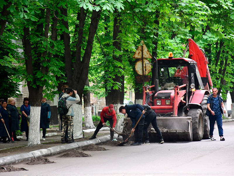 Работы по очистке автодороги вдоль улицы Ленина.