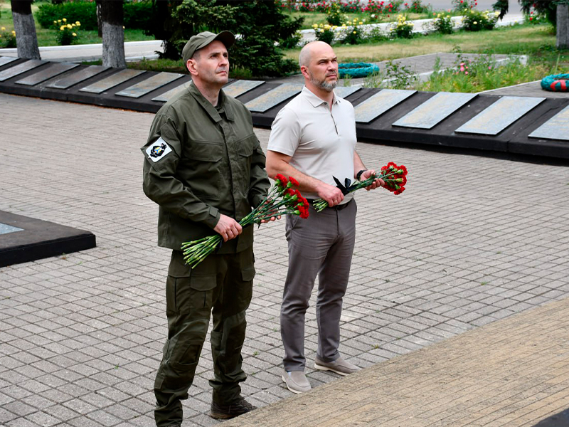 По окончании инспекционного объезда Дмитрий Демешин и Сергей Желновач посетили памятные и священные места.