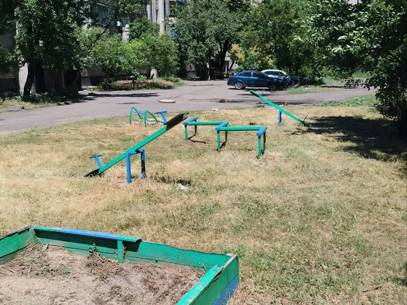 На территории городского округа Дебальцево ведутся работы по благоустройству детских площадок.