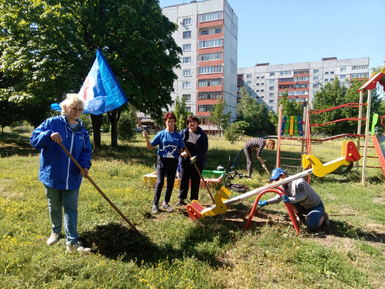 Поддержание чистоты и порядка на детских площадках.