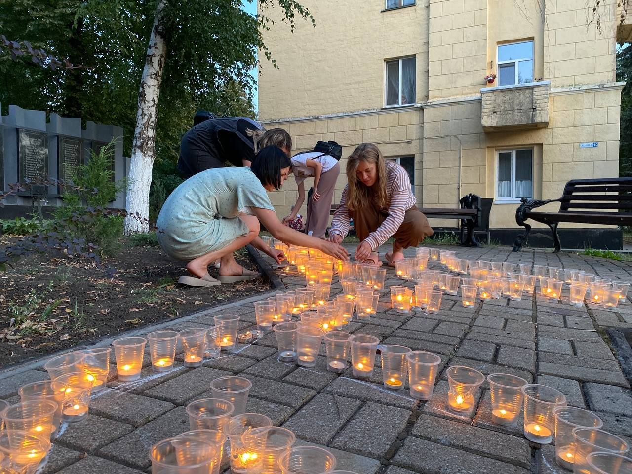 Зажжённые свечи в форме улетающих журавлей - символ памяти о безвременно ушедших ангелах Донбасса.