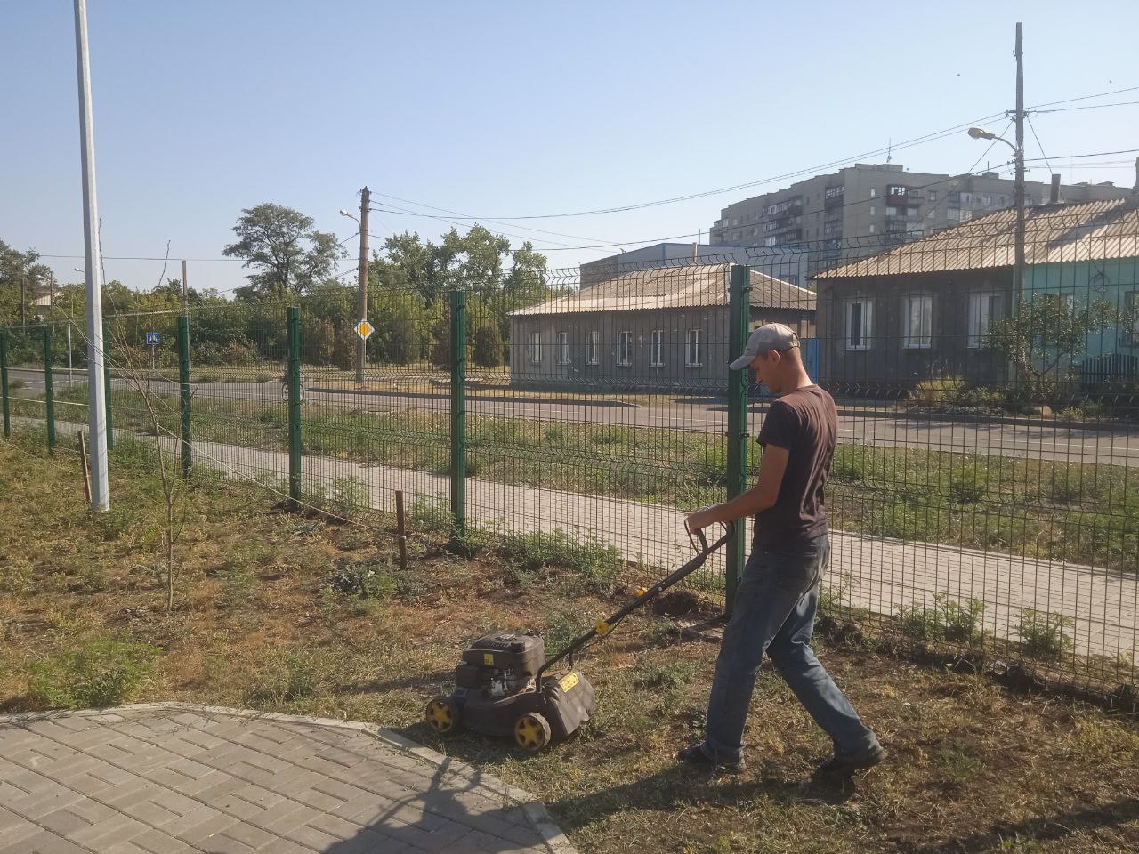 Продолжаются работы по покосу карантинных, сорных трав и уборке спортивной площадки &quot;Амур&quot;.