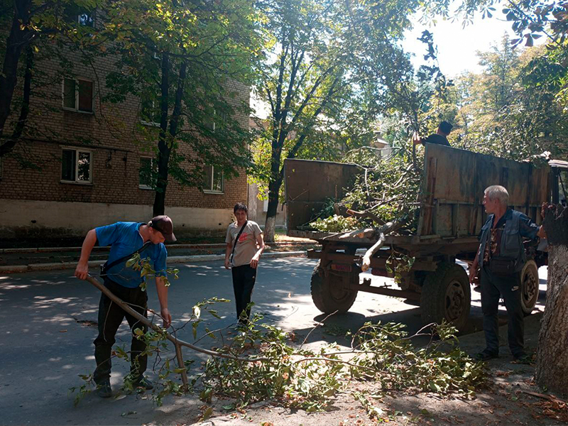 МУП &quot;ЖИЛРЕМСЕРВИС&quot; провели работы по уборке придомовых территорий.