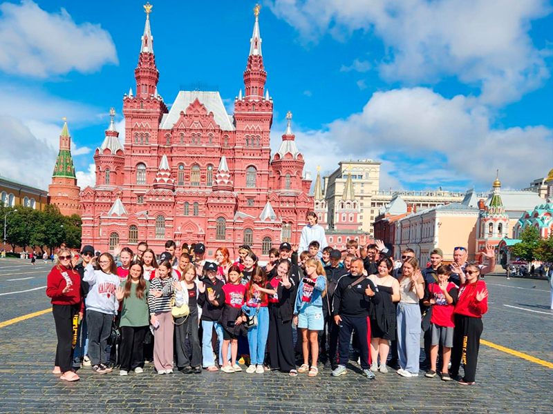 Ребята из Дебальцево посетили Москву на пути в Хабаровск .