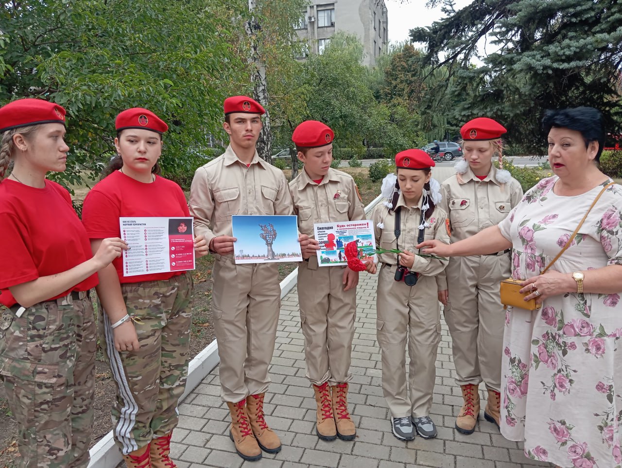 Сотрудник центральной городской библиотеки  для жителей города провела уличную акцию «Как не стать жертвой теракта».