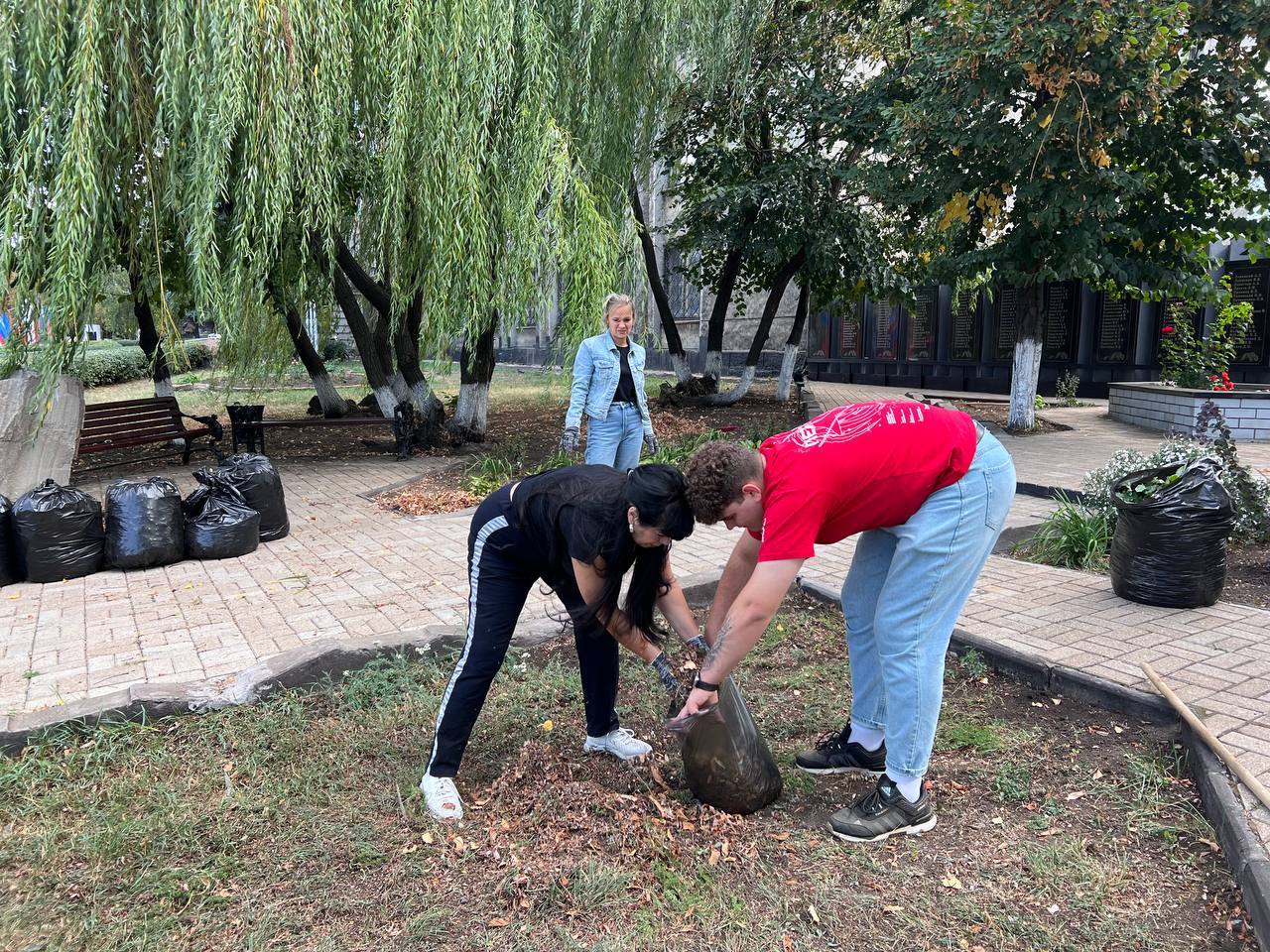 Субботник ко Дню города Воинской Славы Дебальцево.