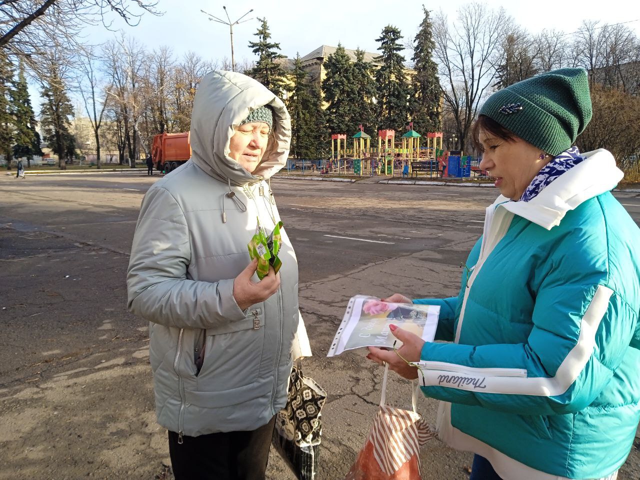 Cотрудники МБУ «Центр культуры и досуга города Дебальцево» провели уличную акцию «Подарок маме»,.