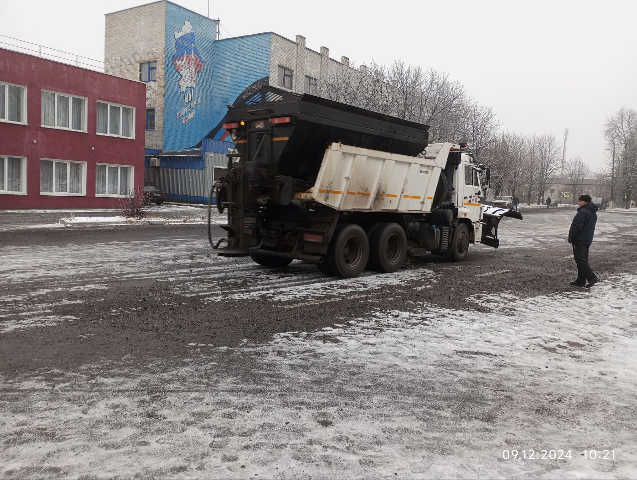 МУП &quot;Жилремсервис&quot; выполняется работа по посыпке автодорог.