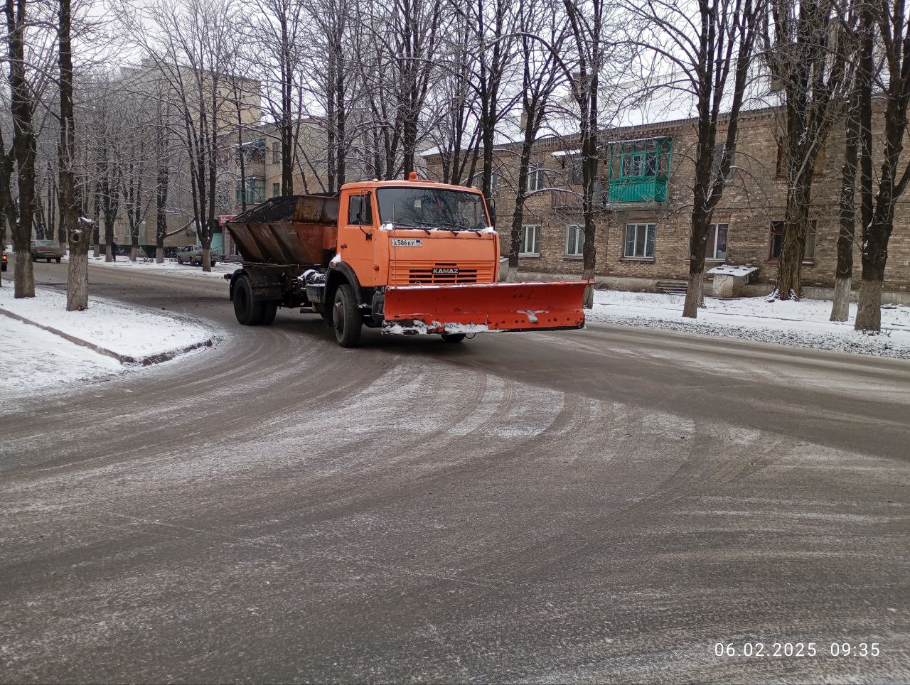 Работы по очистке  и посыпке  автодорог машиной КДМ от снега.