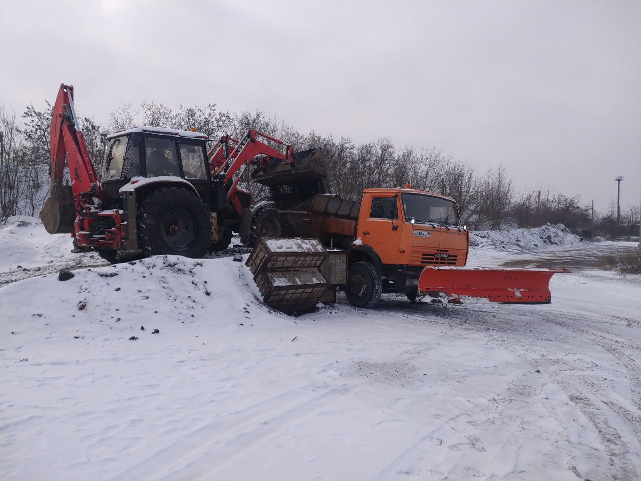 Коммунальные службы города продолжают работы по очистке и посыпке дорог.