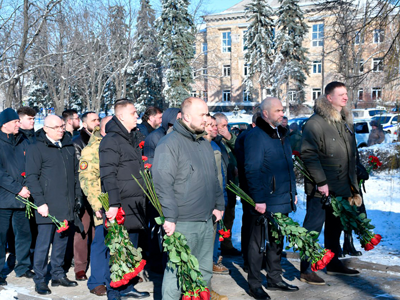 Живые цветы как символ живой памяти        .