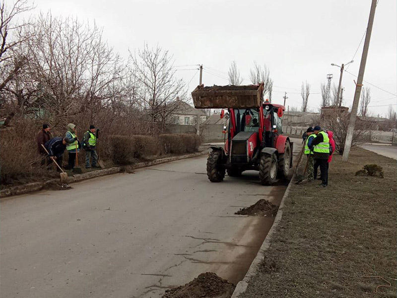  В городском округе Дебальцево начались весенние работы по благоустройству округа.