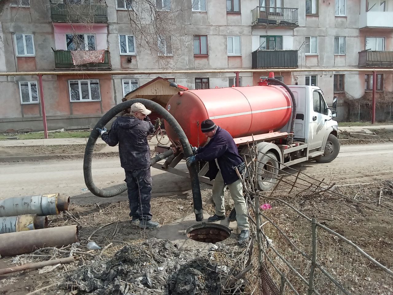 Ассенизаторской машиной была произведена откачка системы водоотведения из канализационных колодцев.