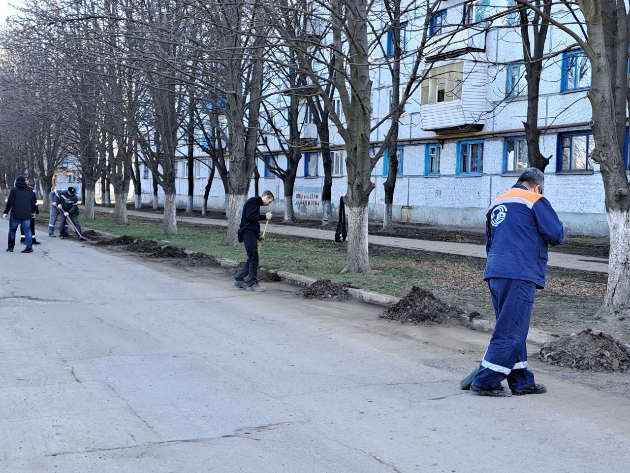 В городе Светлодарск продолжается двухмесячник по благоустройству.