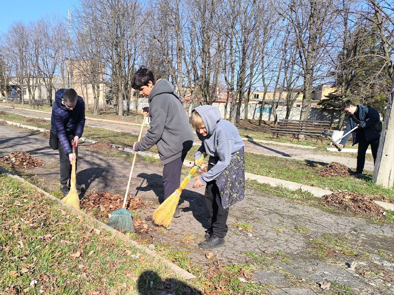 Субботник в посёлке Новолуганское.