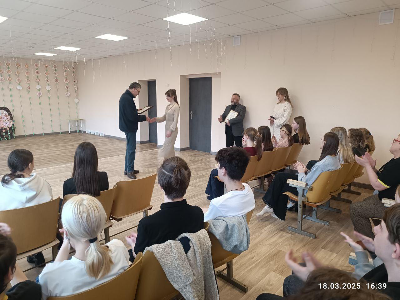 Представители Хабаровского края вручили благодарности педагогам Центра детского и юношеского творчества Дебальцево.