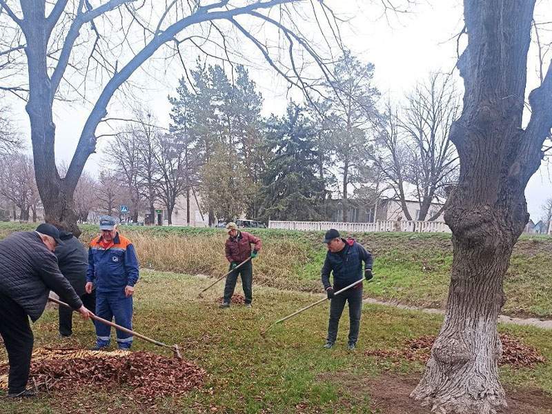 В пгт Луганское прошел субботник.