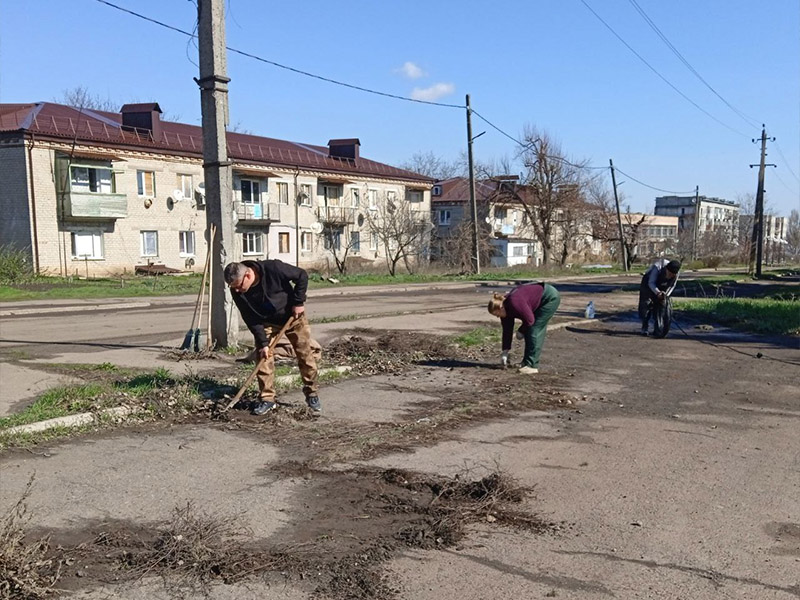Сотрудники предприятий посёлка Новолуганское вышли на уборку территорий.