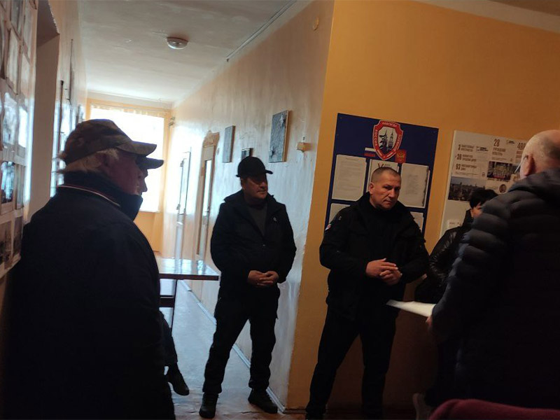 В пгт Луганское прошла встреча жителей поселка с представителями ГУП ДНР &quot;ДОНСНАБКОМПЛЕКТ&quot;.