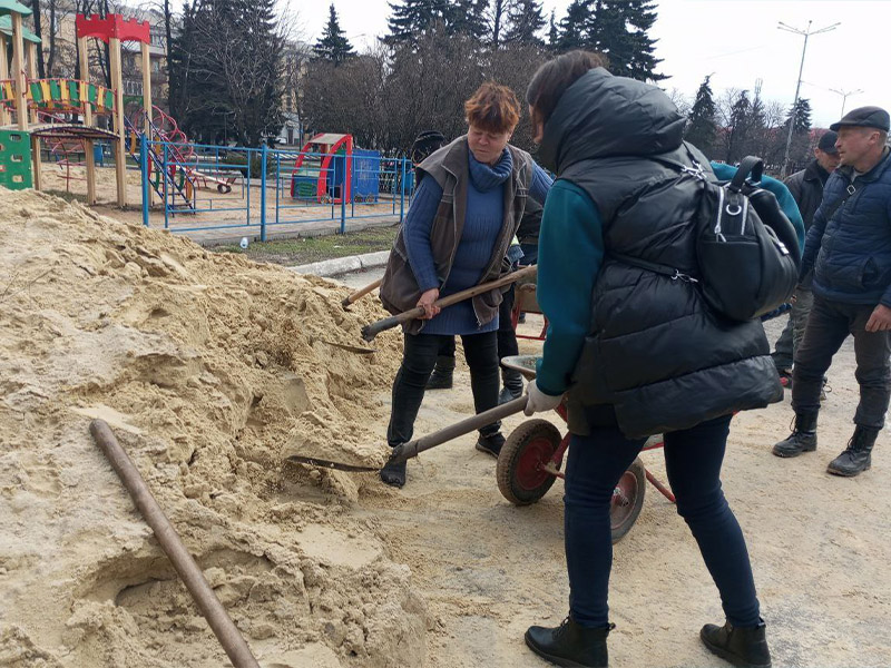 Субботник  по благоустройству и уборке территорий детских и спортивных площадок.