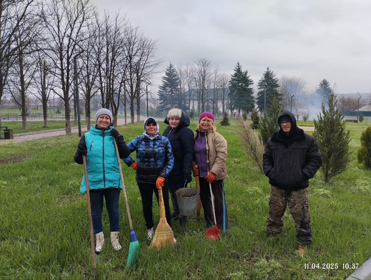 В посёлке Новолуганское состоялся очередной субботник.