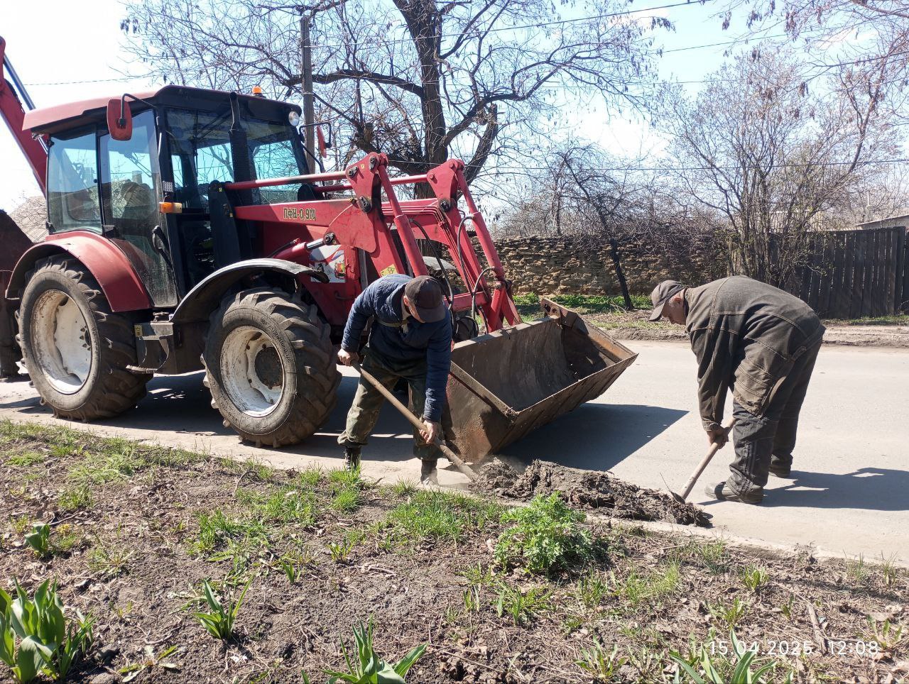 В городском округе Дебальцево продолжаются весенние работы по благоустройству.