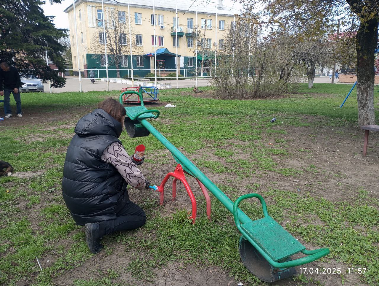 Проводятся работы по ремонту детских площадок.