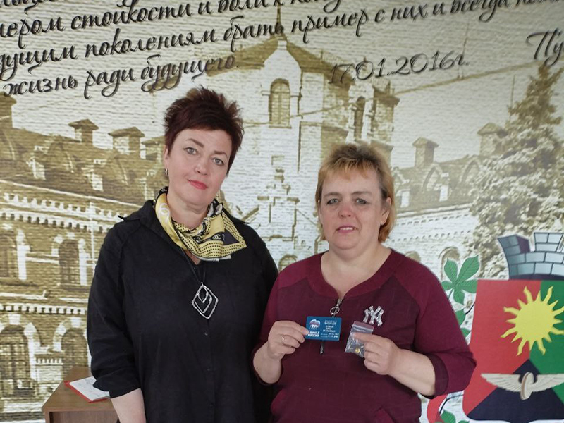 Новые члены Всероссийской политической партии «Единая Россия» получили членские билеты..