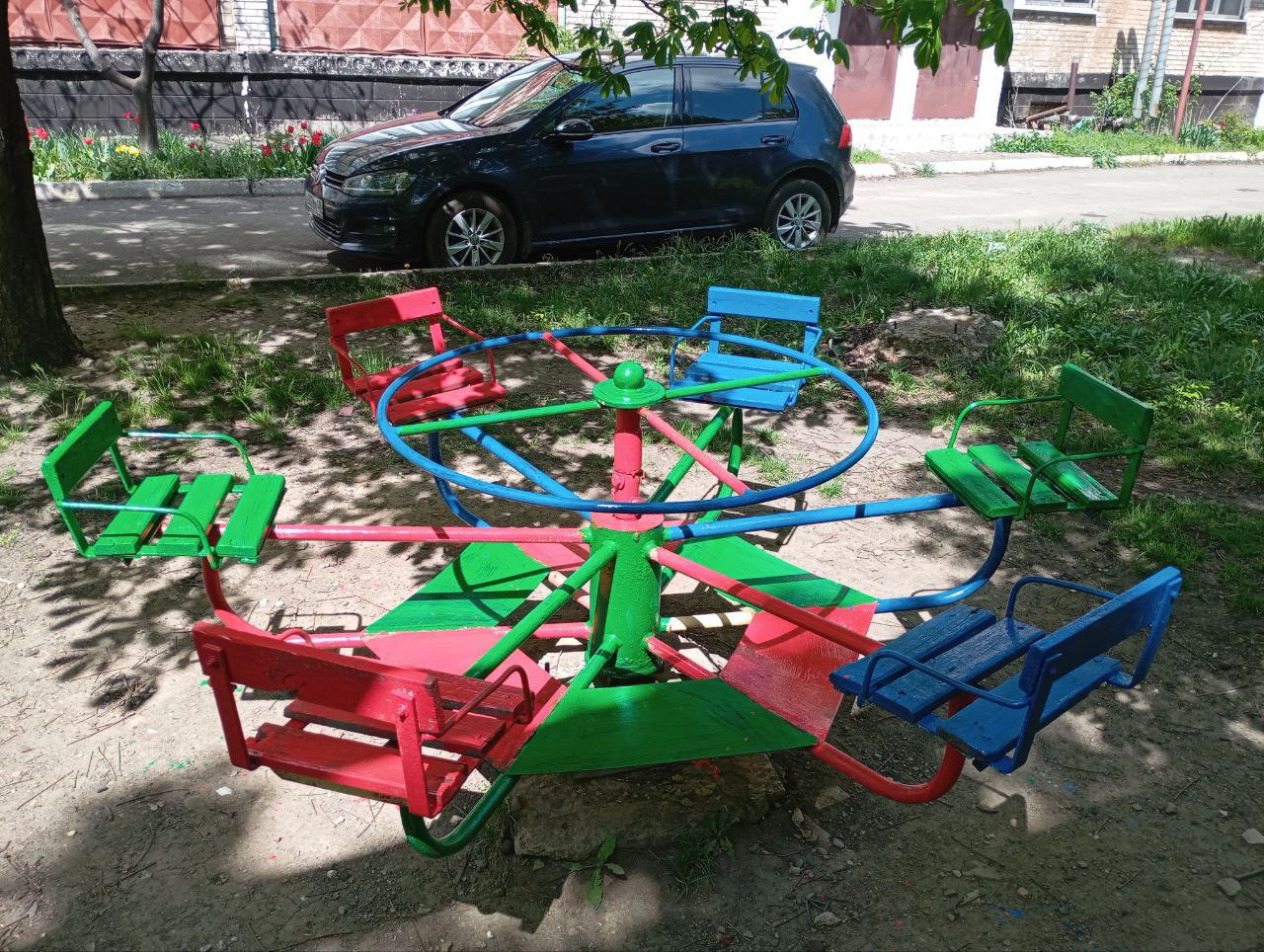 На территории городского округа Дебальцево ведутся работы по благоустройству детских площадок.