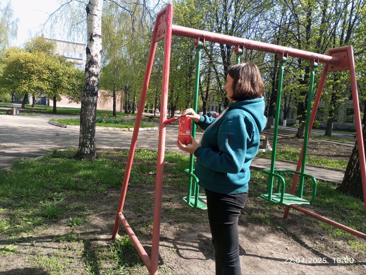 На территории городского округа Дебальцево ведутся работы по благоустройству детских площадок.
