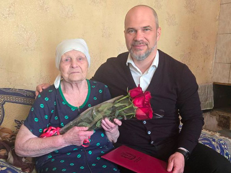 Добрая традиция поздравлять с юбилеем долгожителей.