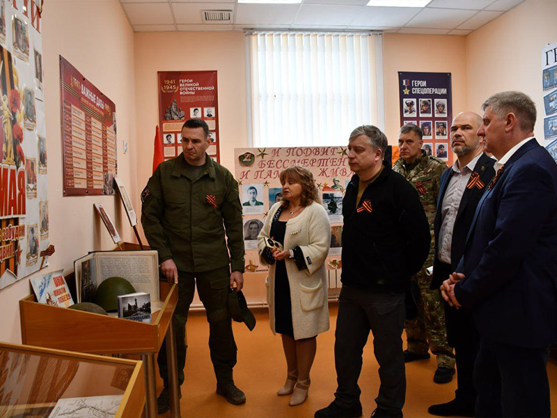 Гости с интересом ознакомились с экспозицией школьного музея.