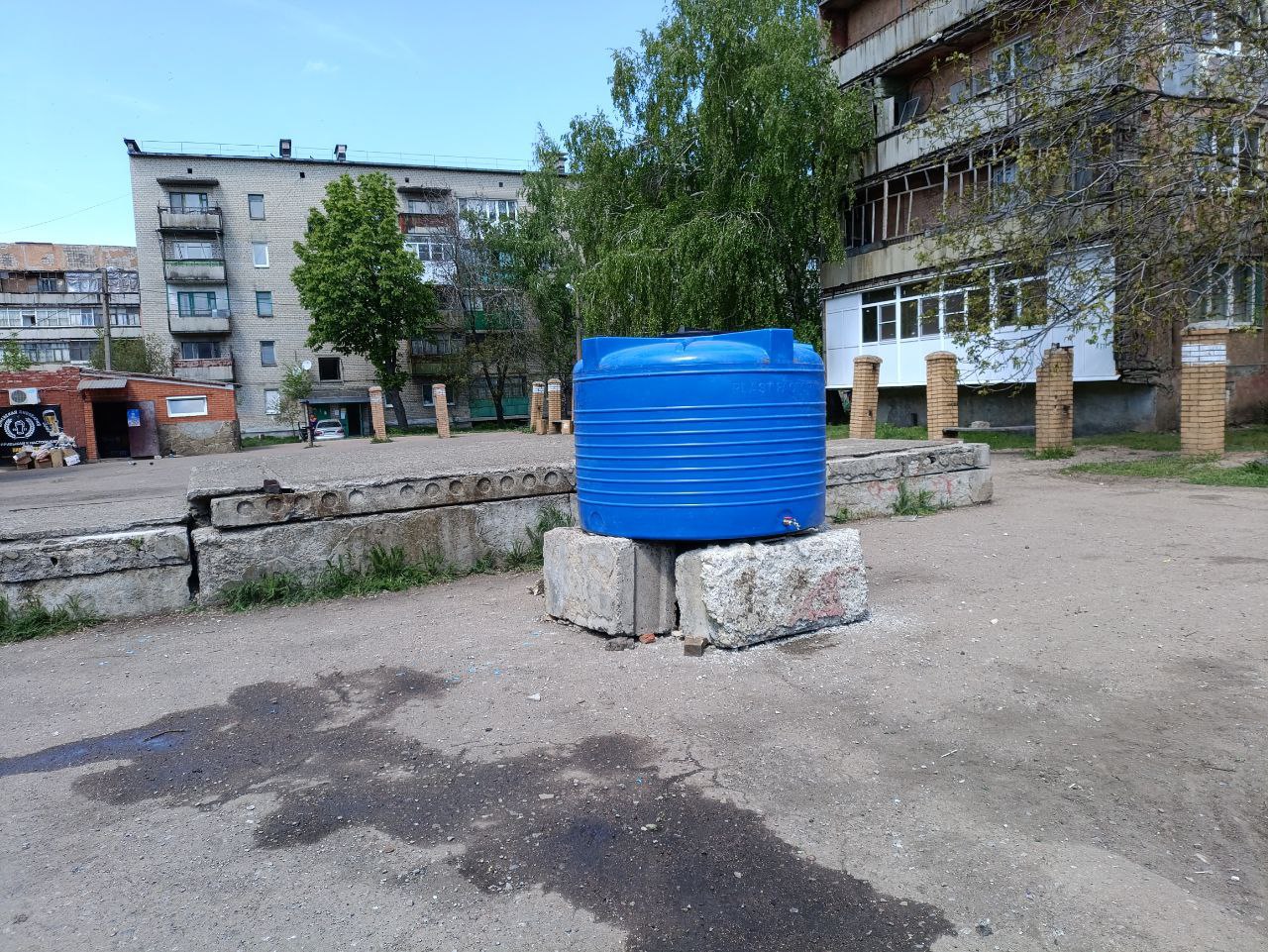 Организованы дополнительные ёмкости для забора воды населением.