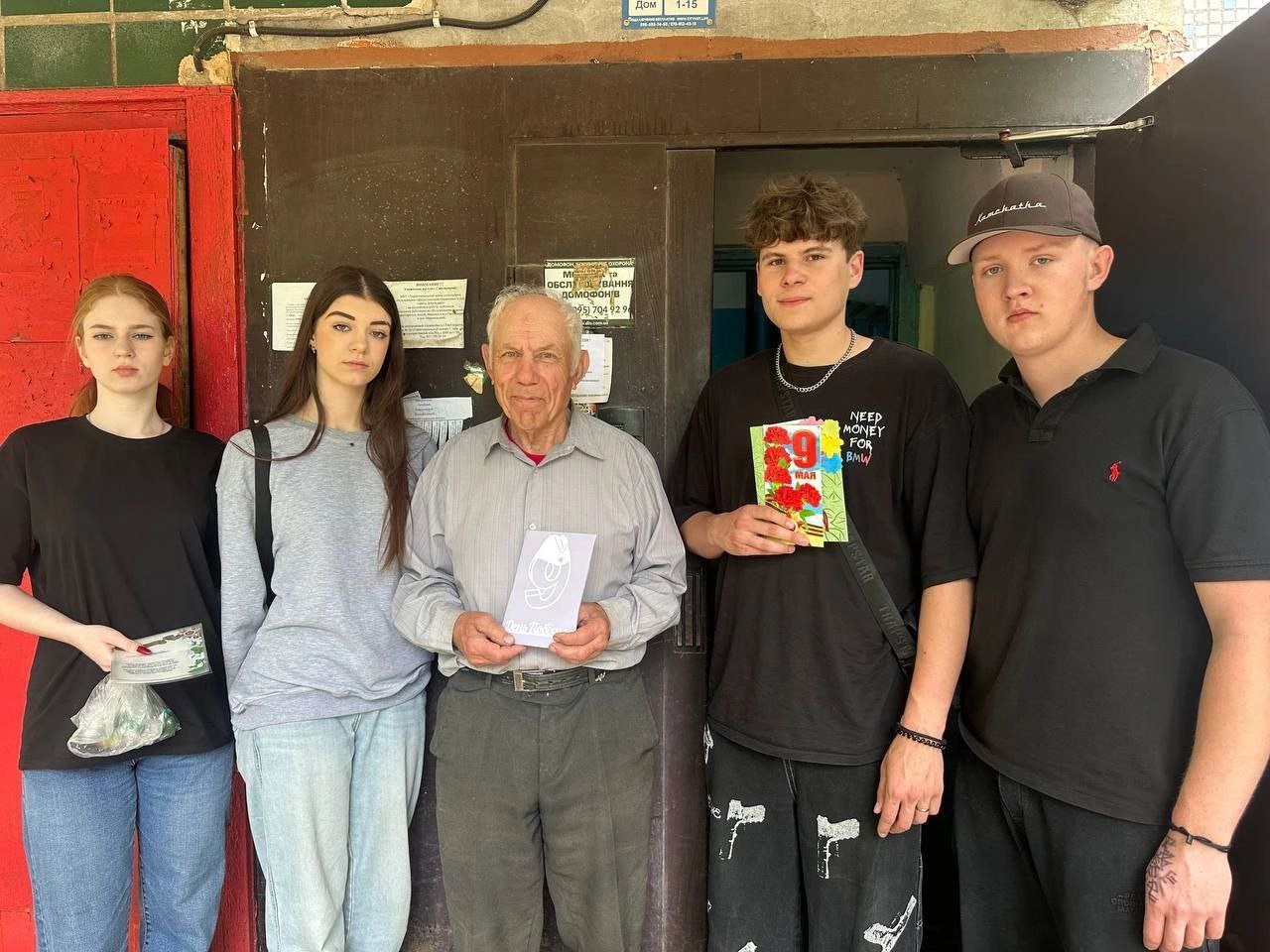 Поздравительный поход к ветеранам и их родным.