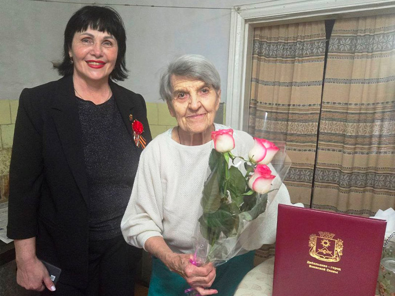 Долгожителя города Дебальцево поздравили с 90-летним юбилеем.