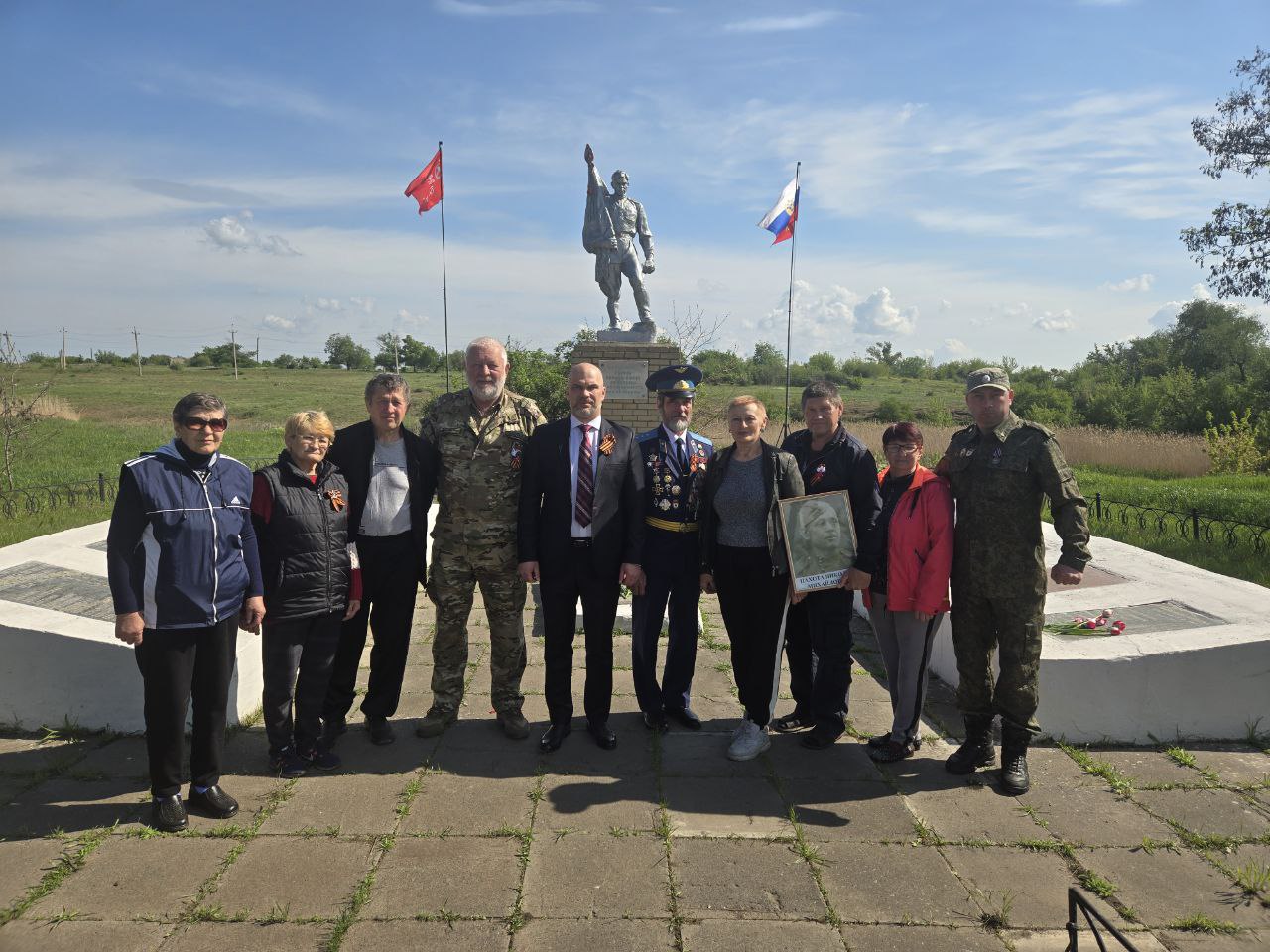 В городе Дебальцево в День Победы состоялось возложение цветов к памятным местам ВОВ.
