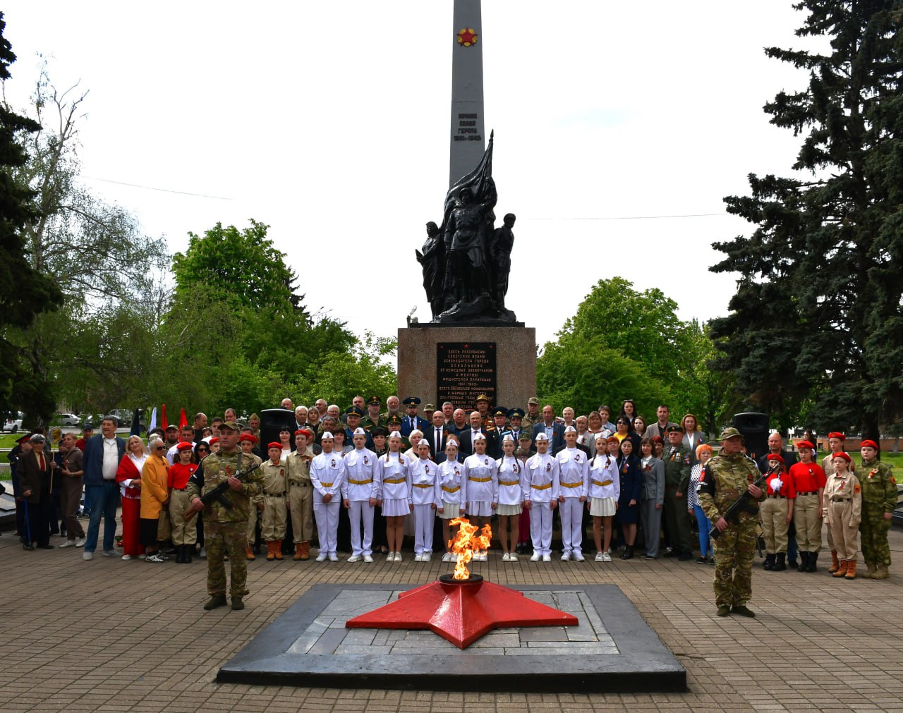 В день 80-летия Великой Победы над фашизмом в городе Дебальцево прошла памятная церемония.