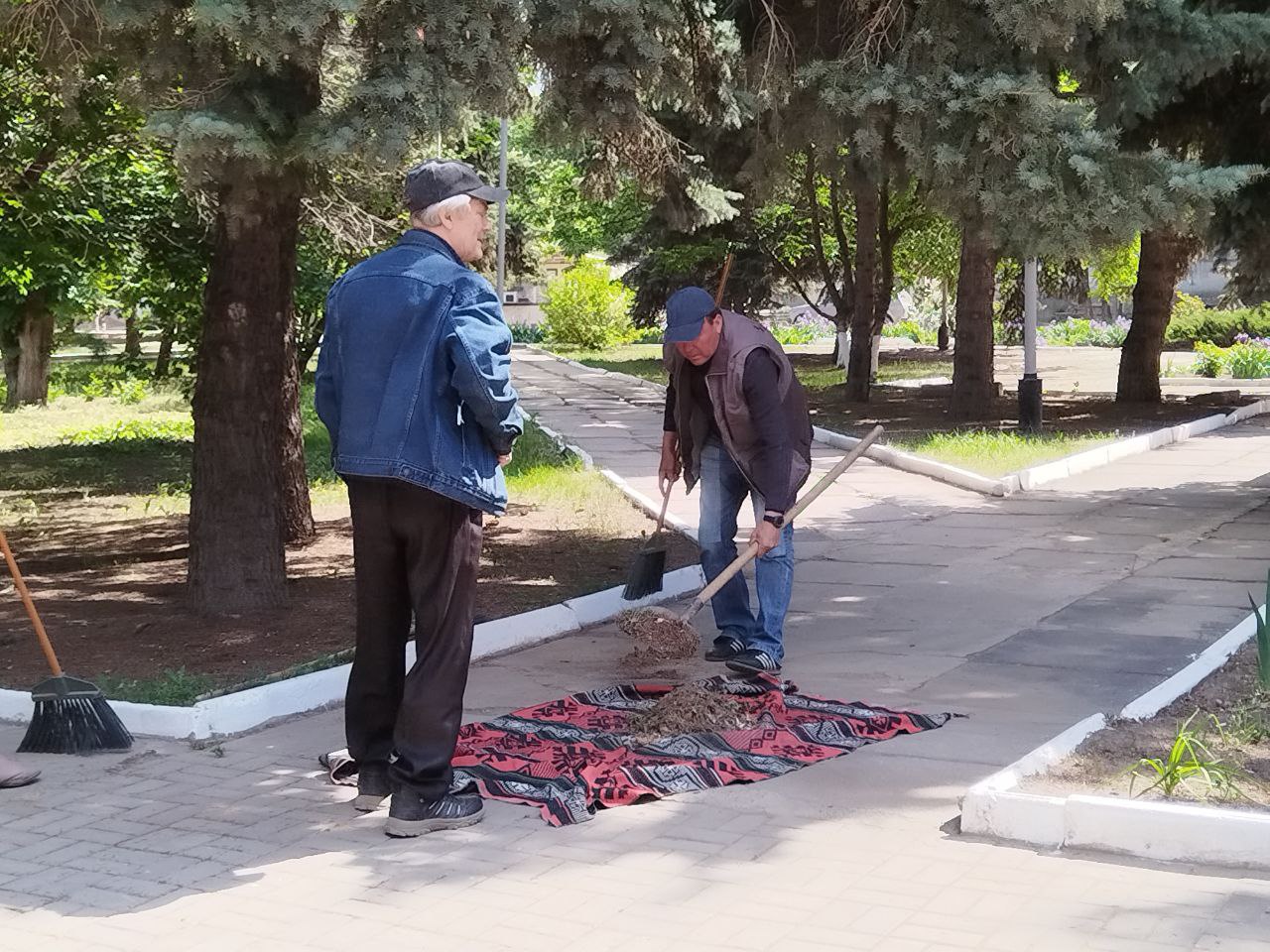МБУ &quot;МИРОНОВСКИЙ ПОСЕЛКОВЫЙ ДК&quot; принял участие в общепоселковом субботнике.