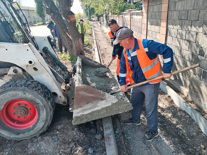 Хабаровский край проводит ремонт дороги на ул. Пономаренко в Дебальцево.